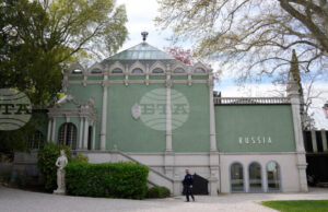 Евродепутати протестират срещу участието на Русия във Венецианското биенале, съобщава "Евронюз"