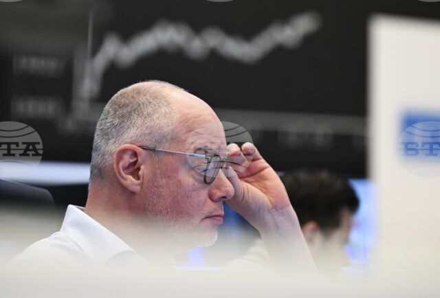 Европейските пазари се движат на отрицателна територия в предобедната търговия след поскъпването на петрола въпреки освобождаването на стратегически резерви