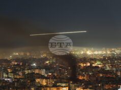 Дим се издига след израелски въздушни удари в южно предградие на ливанската столица Бейрут, 5 март 2026 година