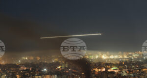 Дим се издига след израелски въздушни удари в южно предградие на ливанската столица Бейрут, 5 март 2026 година