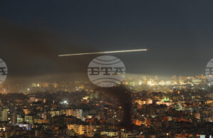 Дим се издига след израелски въздушни удари в южно предградие на ливанската столица Бейрут, 5 март 2026 година