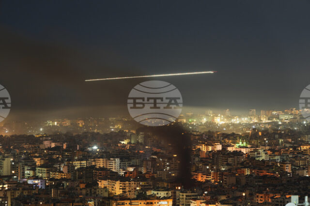 Дим се издига след израелски въздушни удари в южно предградие на ливанската столица Бейрут, 5 март 2026 година