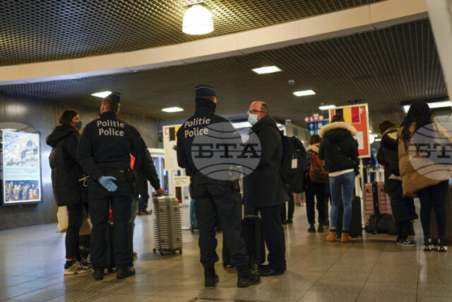 Железопътният транспорт в Брюксел бе прекъснат заради подозрителни чанти на гара "Миди"