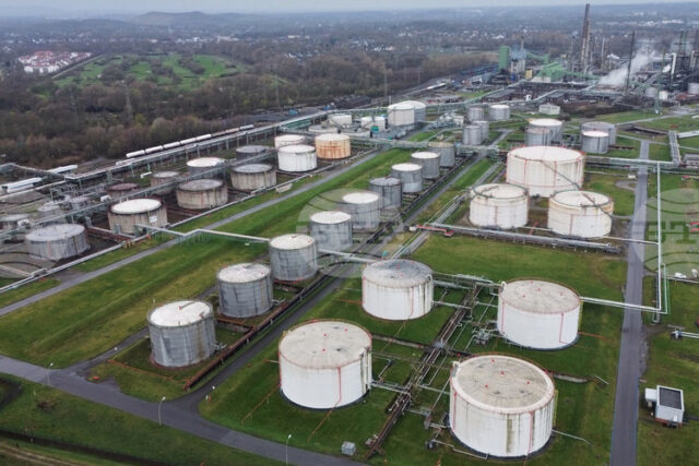 Започва освобождаването на договорените над 400 млн. барела петролни резерви на страните от МАЕ, съобщи организацията