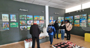 Изложба с рисунки от националния конкурс „Пейзаж от моята България“ е подредена в галерията на Художественото училище в Троян