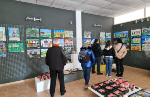 Изложба с рисунки от националния конкурс „Пейзаж от моята България“ е подредена в галерията на Художественото училище в Троян