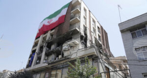 Израел съобщи за нови удари срещу Иран след смъртта на върховния лидер