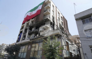 Израел съобщи за нови удари срещу Иран след смъртта на върховния лидер