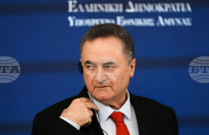 Израелската армия е упълномощена да напреднe и да превземе нови позиции в Ливан, обяви израелският министър на отбраната