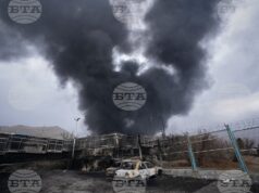 Стълб дим се издига над петролен склад в Техеран, поразен от американско-израелски удар, 8 март 2026 г.