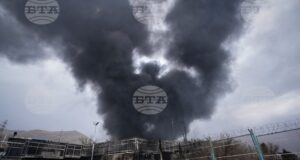 Стълб дим се издига над петролен склад в Техеран, поразен от американско-израелски удар, 8 март 2026 г.