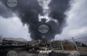 Стълб дим се издига над петролен склад в Техеран, поразен от американско-израелски удар, 8 март 2026 г.