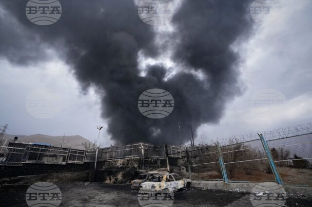 Стълб дим се издига над петролен склад в Техеран, поразен от американско-израелски удар, 8 март 2026 г.