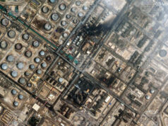 Иран разклаща Персийския залив: Ескалацията излиза извън контрол Сателитна снимка на "Вантор" (Vantor), която показва щети, нанесени от нападение с дрон на нефтопреработвателния комбинат в Рас Танура, Саудитска Арабия, 2 март 2026 г.