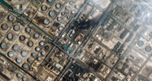 Сателитна снимка на "Вантор" (Vantor), която показва щети, нанесени от нападение с дрон на нефтопреработвателния комбинат в Рас Танура, Саудитска Арабия, 2 март 2026 г.