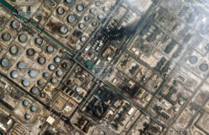 Иран разклаща Персийския залив: Ескалацията излиза извън контрол Сателитна снимка на "Вантор" (Vantor), която показва щети, нанесени от нападение с дрон на нефтопреработвателния комбинат в Рас Танура, Саудитска Арабия, 2 март 2026 г.