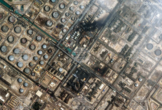 Сателитна снимка на "Вантор" (Vantor), която показва щети, нанесени от нападение с дрон на нефтопреработвателния комбинат в Рас Танура, Саудитска Арабия, 2 март 2026 г.