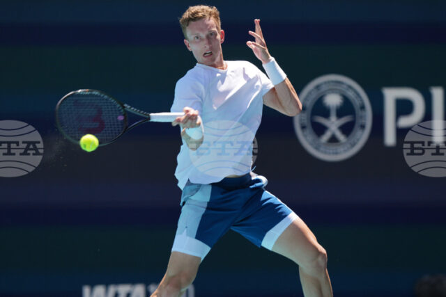 Иржи Лехечка се класира за четвъртфиналите на тенис турнира в Маями