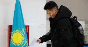 Казинформ: Референдумът за нова конституция в Казахстан приключи: комисиите започнаха да броят бюлетини