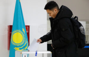 Казинформ: Референдумът за нова конституция в Казахстан приключи: комисиите започнаха да броят бюлетини