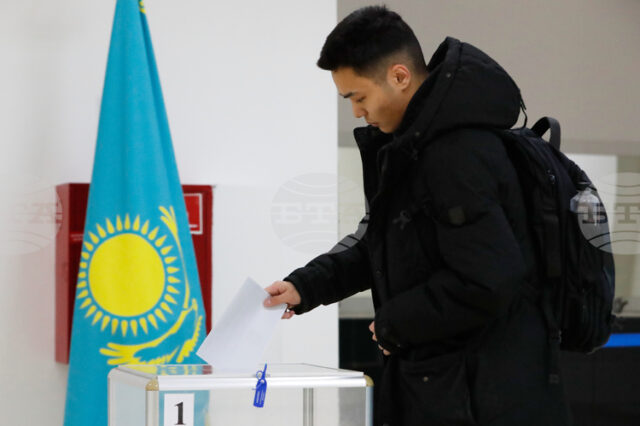 Казинформ: Референдумът за нова конституция в Казахстан приключи: комисиите започнаха Казинформ: Референдумът за нова конституция в Казахстан приключи: комисиите започнаха да броят бюлетини