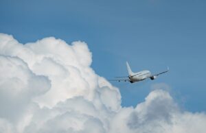 Как бедните български данъкоплатци платиха завръщането на богатите от луксозните им почивки? самолет