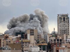 Дим се издига над Техеран след пореден удар, нанесен на 2 март 2026 г.