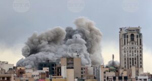 Дим се издига над Техеран след пореден удар, нанесен на 2 март 2026 г.