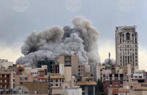 Дим се издига над Техеран след пореден удар, нанесен на 2 март 2026 г.