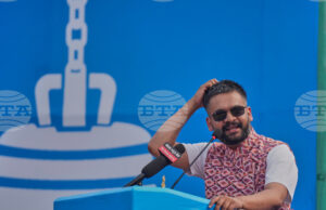 Кандидатът на "Ращрия Сватантра" и бивш кмет на Катманду Балендра Шах победи бившия непалски премиер Шарма Оли в избирателния му район