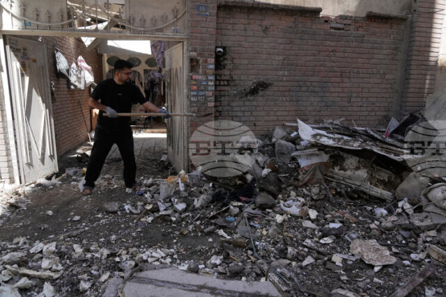 Катарската телевизия „Ал Араби“ предаде, че кореспондентското ѝ бюро в Техеран е било повредено при въздушен удар