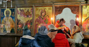 Като православни християни трябва да знаем защо почитаме иконите, каза в проповедта си в шуменския храм "Св. Пророк Илия" отец Николай