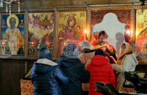 Като православни християни трябва да знаем защо почитаме иконите, каза в проповедта си в шуменския храм "Св. Пророк Илия" отец Николай