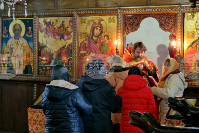 Като православни християни трябва да знаем защо почитаме иконите, каза в проповедта си в шуменския храм "Св. Пророк Илия" отец Николай