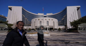 Китай трябва да балансира между ускоряващата се инфлация и нарастващите рискове за растежа, предупреди съветник на централната банка