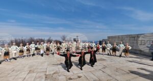 Културната програма на връх Шипка за 3 март обедини фолклор, рецитал и възстановки под режисурата на Христо Димитров от ансамбъл „Българе“