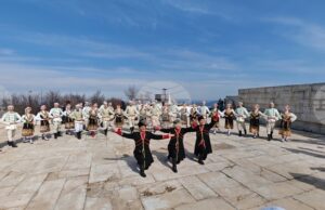 Културната програма на връх Шипка за 3 март обедини фолклор, рецитал и възстановки Културната програма на връх Шипка за 3 март обедини фолклор, рецитал и възстановки под режисурата на Христо Димитров от ансамбъл „Българе“