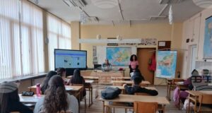 Мобилна библиотека представи Априлското въстание пред ученици в Смолян