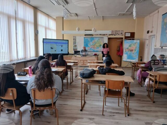 Мобилна библиотека представи Априлското въстание пред ученици в Смолян