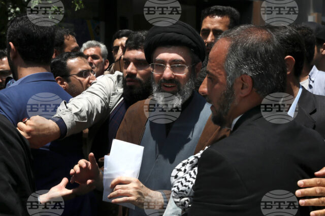 Моджтаба Хаменей (в средата) на събитие в Техеран през 2019 г.