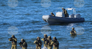 Военнослужещи по време на отработването на морски десант в рамките на учението на НАТО "Стедфаст дарт 26" в зоната "Путлос" на крайбрежието на Германия, 18 февруари 2026 г.