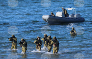 Военнослужещи по време на отработването на морски десант в рамките на учението на НАТО "Стедфаст дарт 26" в зоната "Путлос" на крайбрежието на Германия, 18 февруари 2026 г.