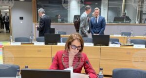 На фона на ситуацията в Близкия изток не бива да губим фокуса си върху Украйна, каза служебният външен министър Надежда Нейнски