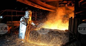 Най-големият завод за алуминий в света свива производството си заради сутиацията с Ормузкия проток