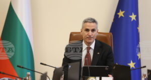 Най-силната защита на демокрацията е участието на гражданите, каза служебният премиер Андрей Гюров и призова хората да гласуват на изборите