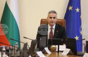 Най-силната защита на демокрацията е участието на гражданите, каза служебният премиер Андрей Гюров и призова хората да гласуват на изборите