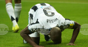 Нападателят на Нюкасъл Йоан Уиса се завръща в националния тим на ДР Конго за плейофите за Световно първенство