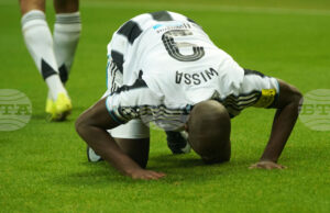 Нападателят на Нюкасъл Йоан Уиса се завръща в националния тим на ДР Конго за плейофите за Световно първенство