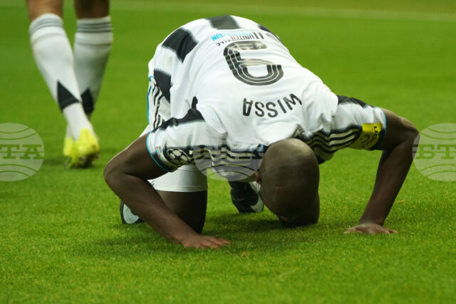 Нападателят на Нюкасъл Йоан Уиса се завръща в националния тим на ДР Конго за плейофите за Световно първенство