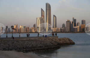 ОАЕ заявиха, че в момента системите им за противовъздушна отбрана реагират на ракетна заплаха